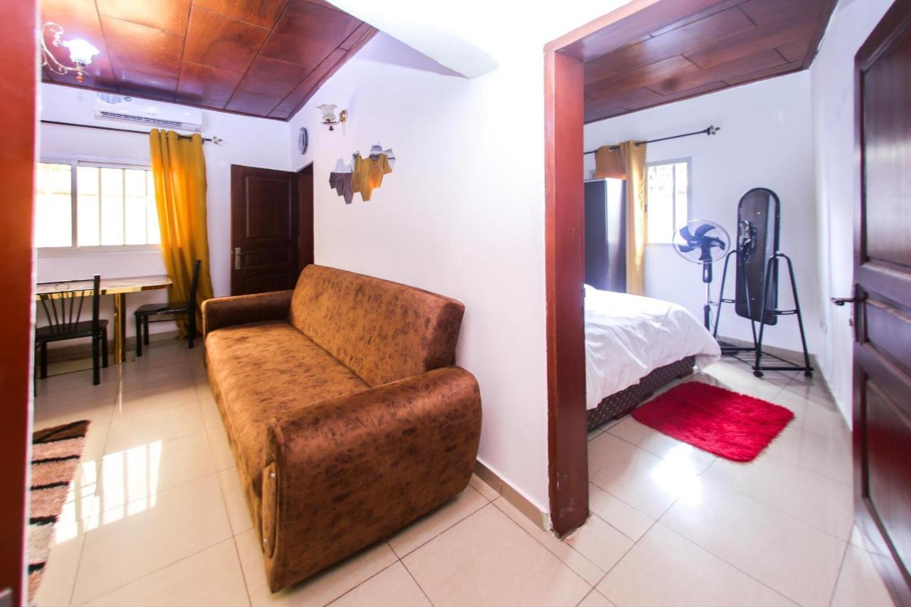 Studio Meuble Carrefour Bastos En Face Du Black And White Yaoundé Екстериор снимка
