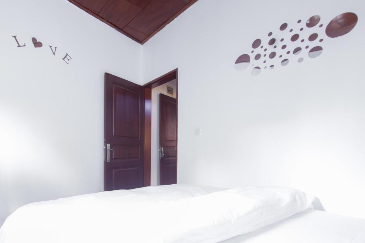 Studio Meuble Carrefour Bastos En Face Du Black And White Yaoundé Екстериор снимка