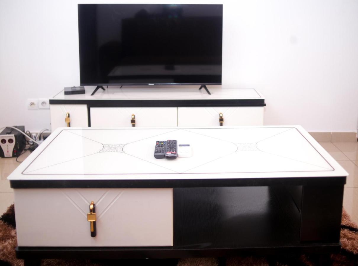 Studio Meuble Carrefour Bastos En Face Du Black And White Yaoundé Екстериор снимка